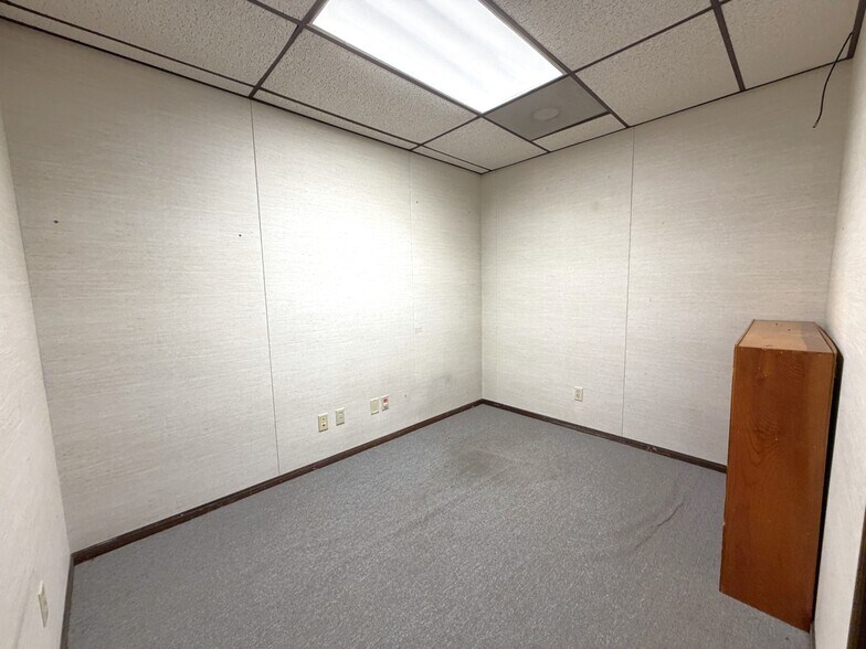 More Photos Of 305 N Mason St, Carrollton Office For Sale