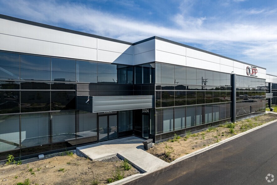 More Photos Of 1300-1334 Av De La Gare, Mascouche Service For Lease