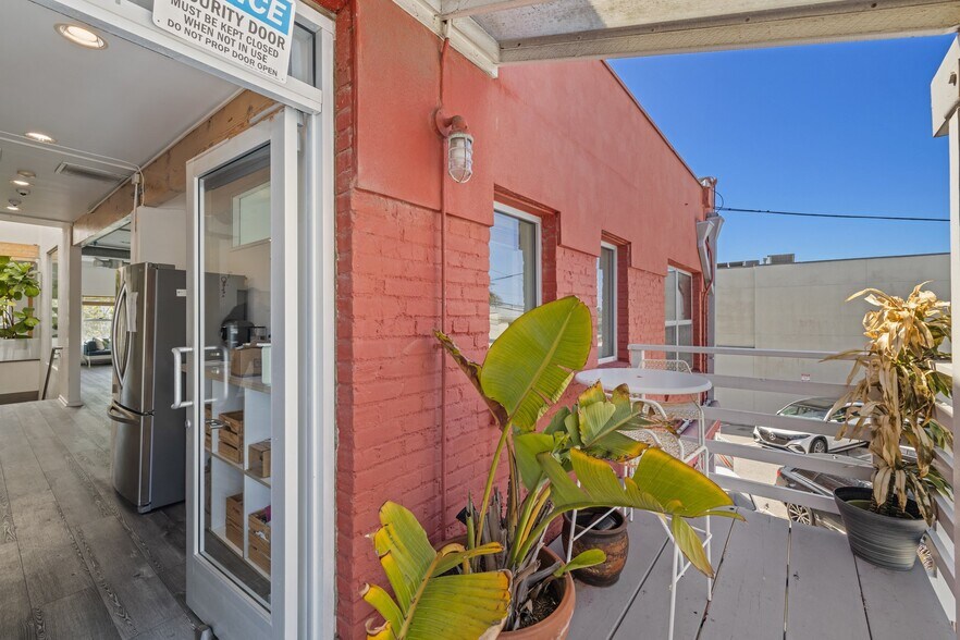 More Photos Of 513 Boccaccio Ave, Venice Office For Lease