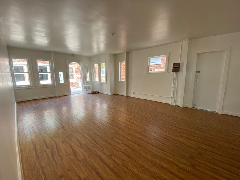 More Photos Of 517 Ocean Front Walk, Venice Storefront Retail Office For Lease