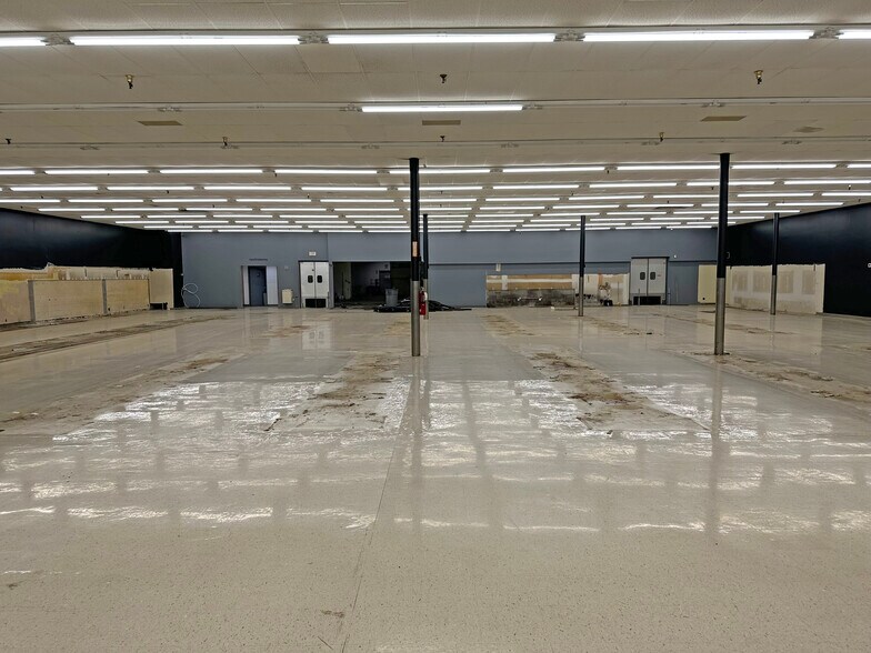 More Photos Of 1625 Leonard St NE, Grand Rapids Storefront For Sale