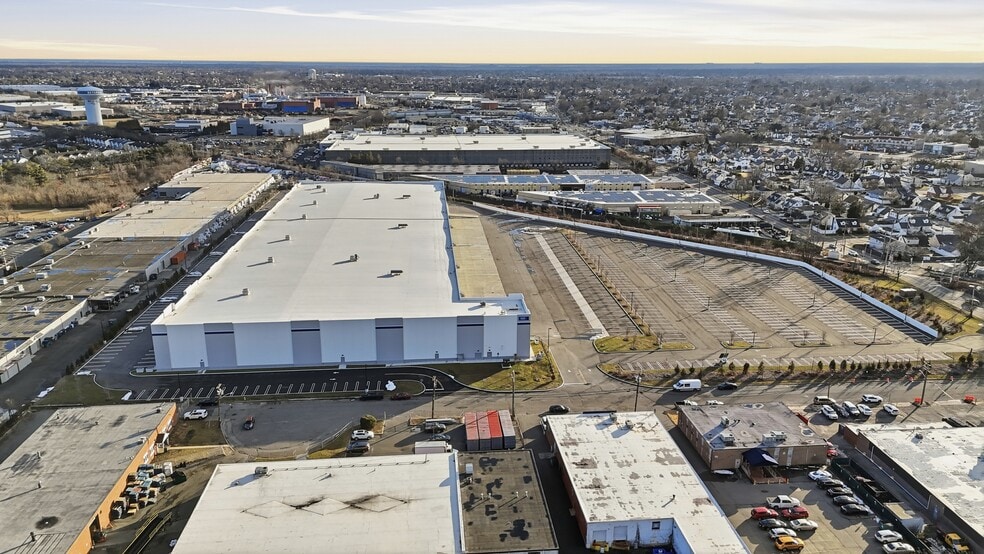 More Photos Of 125 New South Rd, Hicksville Warehouse For Lease