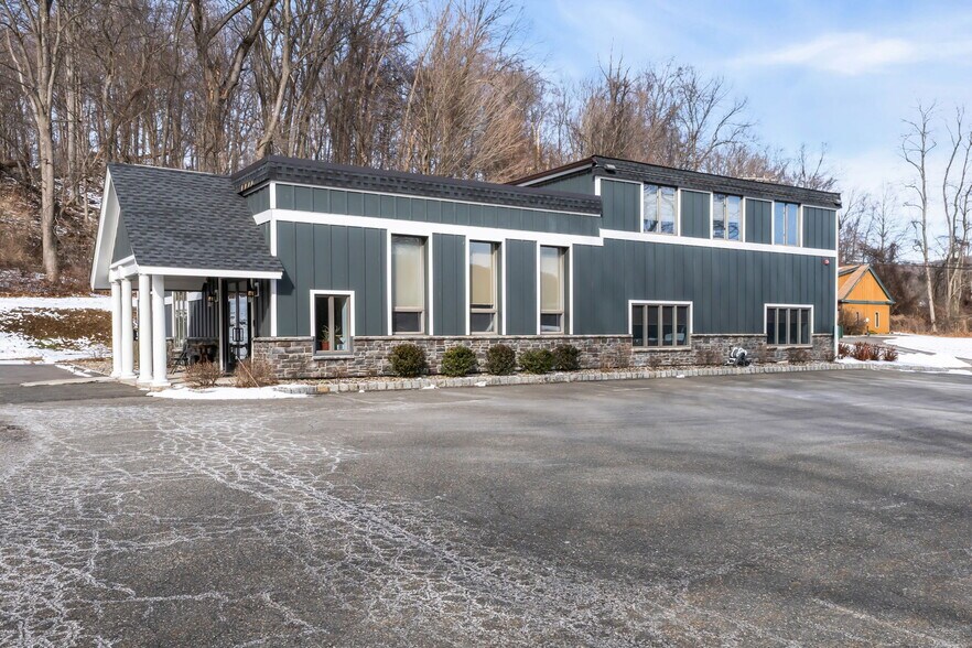 More Photos Of 140 W Main St, Clinton Township Office For Sale