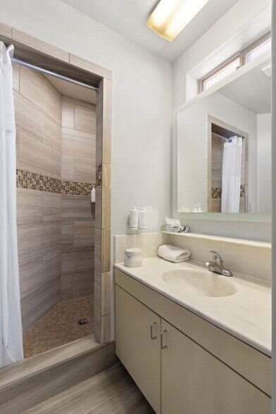 More Photos Of 430 E Route 66, Williams Hotel For Sale