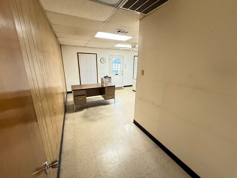 More Photos Of 11104 N Lamar Blvd, Austin Showroom For Lease