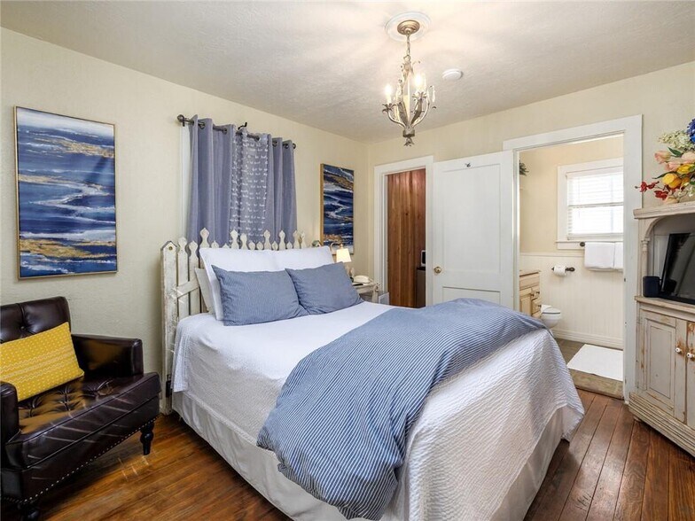 More Photos Of 915 E Cameron Ave, Rockdale Hotel For Sale