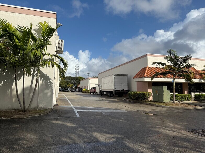 More Photos Of 4534-4598 N Hiatus Rd, Sunrise Warehouse For Lease