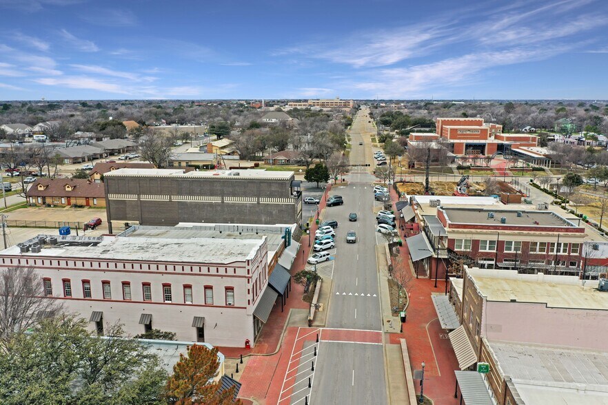 More Photos Of 150 W Main St, Lewisville Bar For Lease