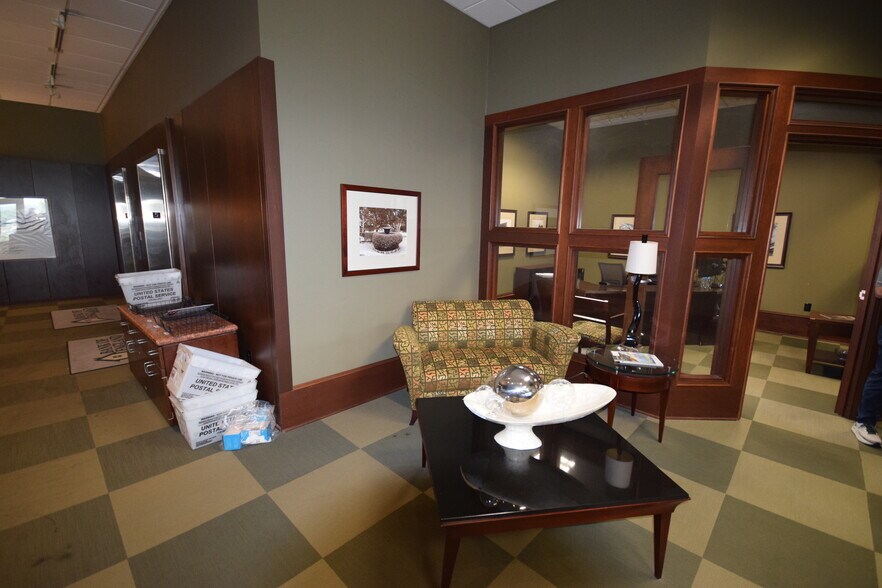 More Photos Of 5 Statehouse Plz, Little Rock Office For Sale