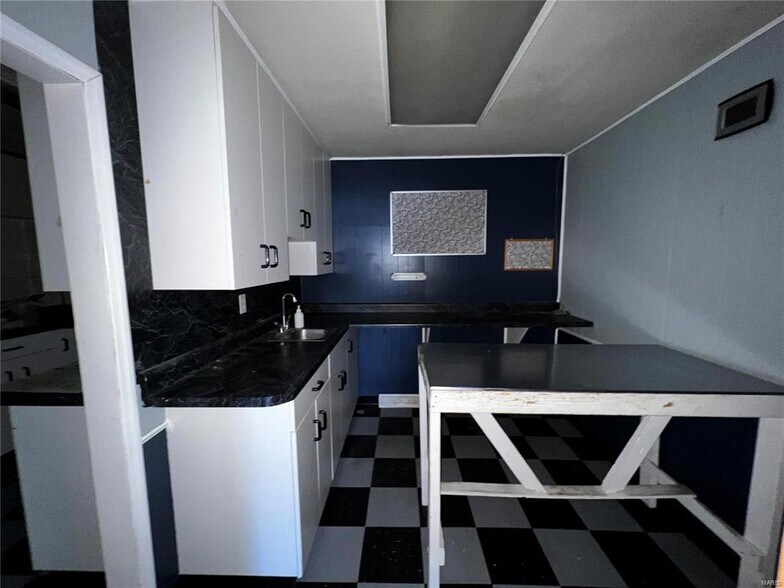 More Photos Of 22199 Highway Y, Saint Robert Medical For Sale