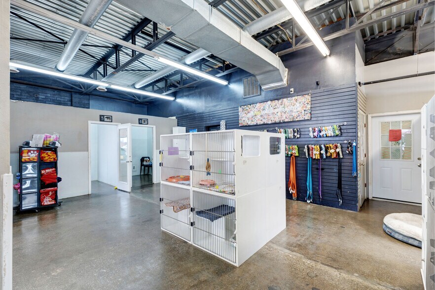 More Photos Of 5918 Broadmoor St, Mission Freestanding For Lease