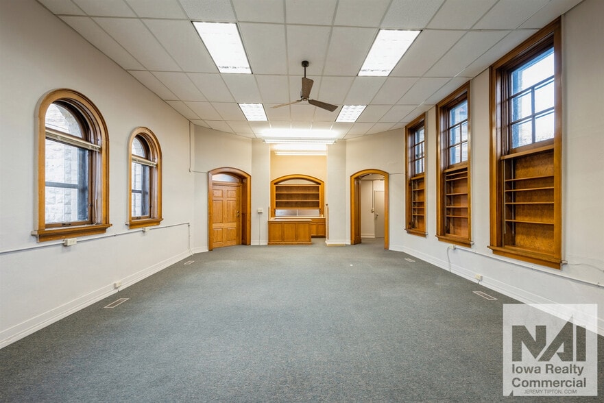 More Photos Of 100 E 1st St, Anamosa Specialty For Sale