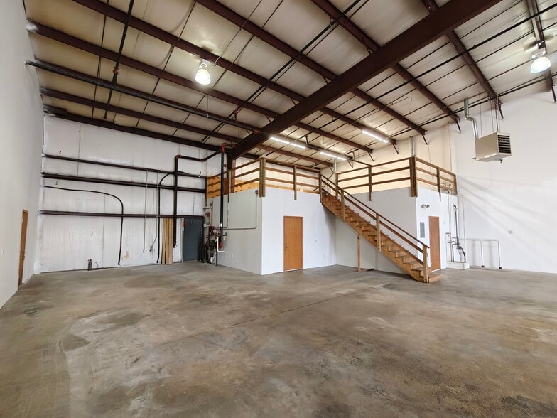 More Photos Of 633 Enterprise Ave, Dekalb Warehouse For Lease