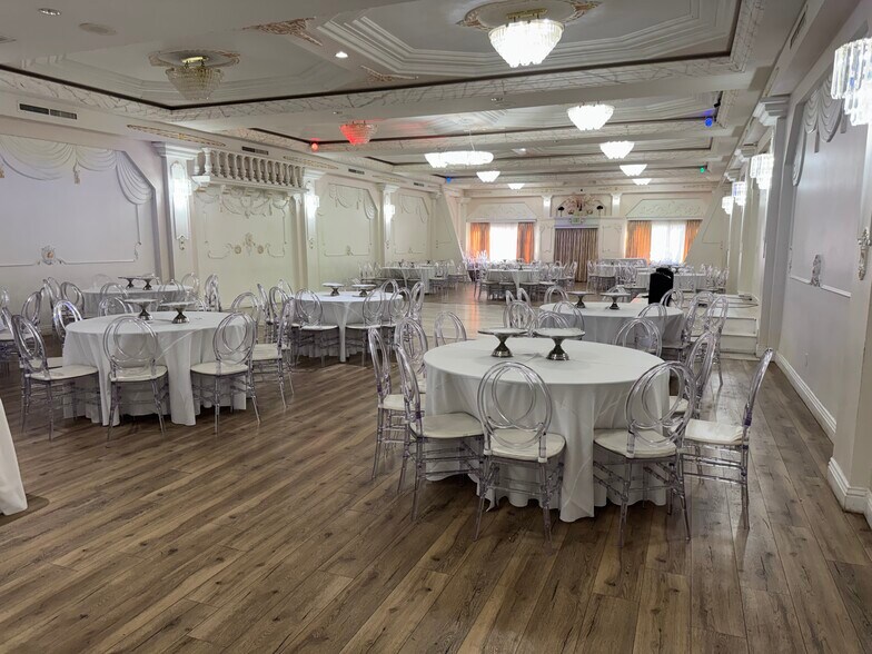 More Photos Of 18407 Sherman Way, Reseda Office For Sale