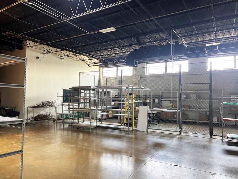 More Photos Of 2480-2490 S Wolf Rd, Des Plaines Manufacturing For Sale