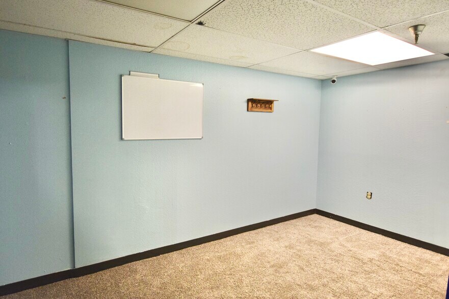 More Photos Of 2200 SE Mailwell Dr, Milwaukie Warehouse For Lease