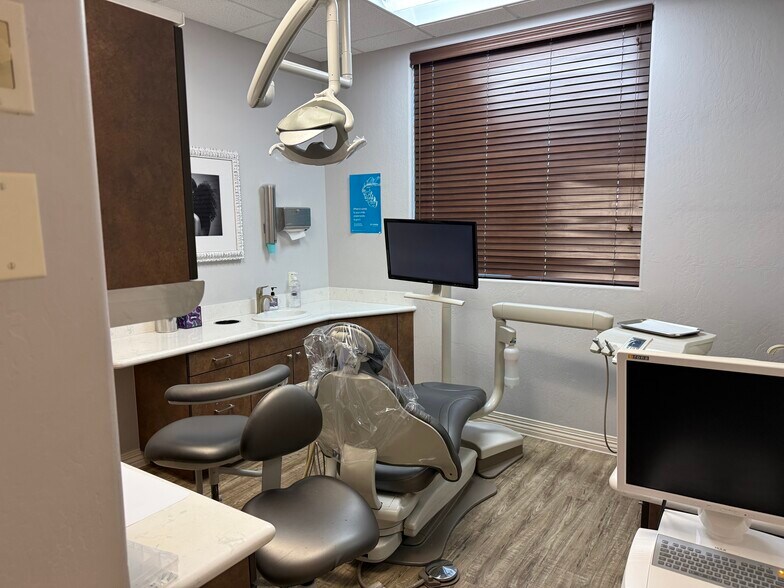 More Photos Of 42104 N Venture Dr, Anthem Office For Sale