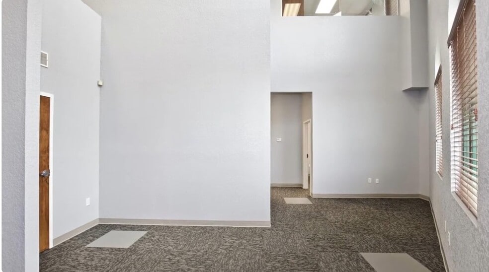 More Photos Of 6881 Kingspointe Pky, Orlando Flex For Lease