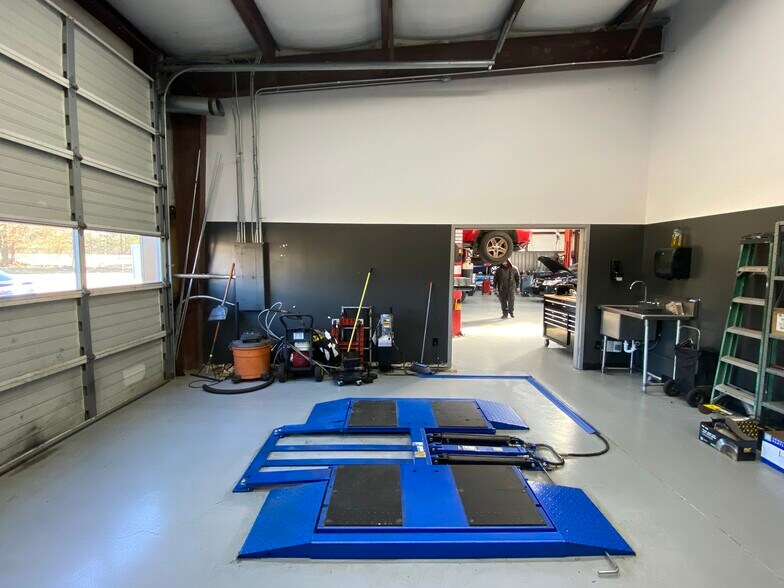 More Photos Of 686 Grayson Hwy, Lawrenceville Auto Repair For Lease