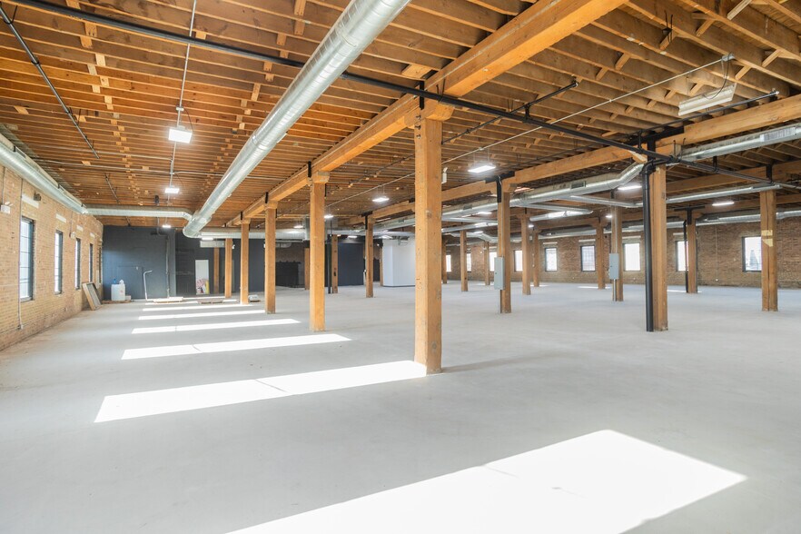 More Photos Of 2145 W Grand Ave, Chicago Showroom For Lease