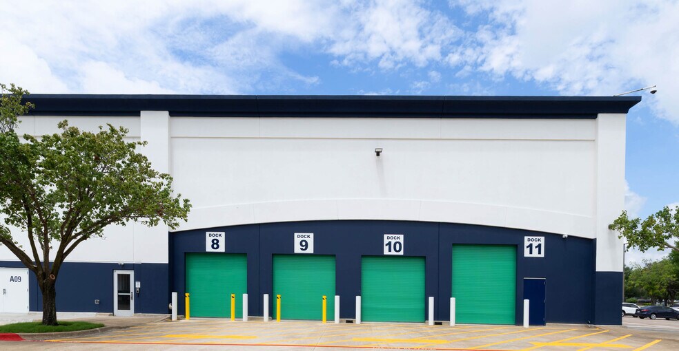 More Photos Of 700 E Plano Pky, Plano Warehouse For Lease