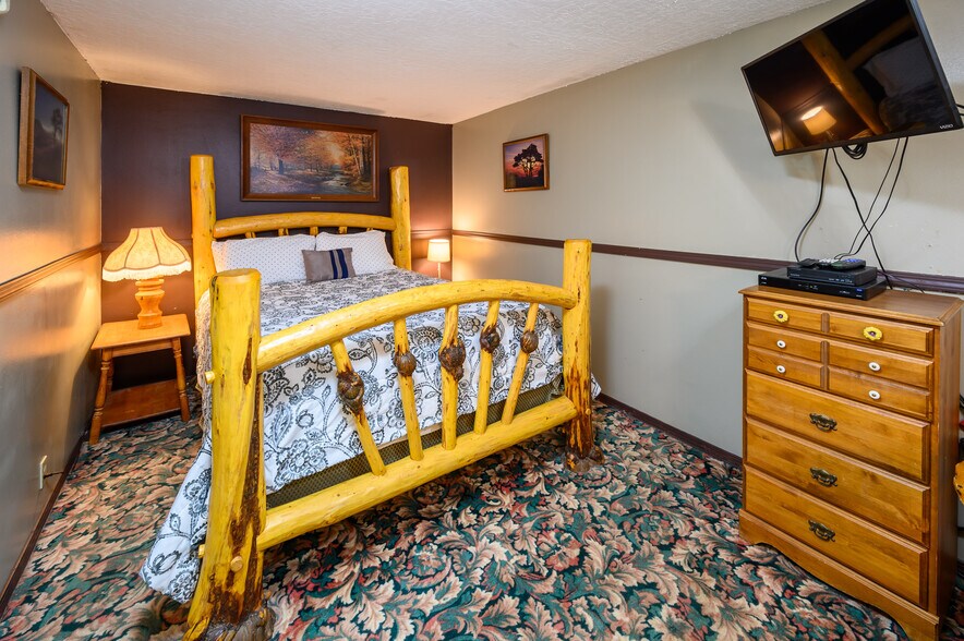 More Photos Of 109455 Highway 97 N, Chemult Hotel For Sale