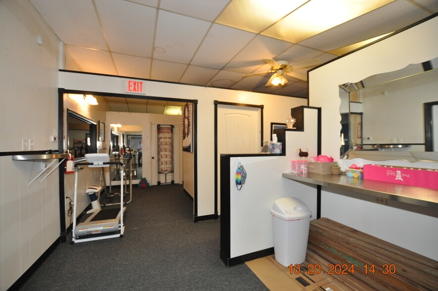 More Photos Of 15890 E Pine St, Tulsa Office For Sale