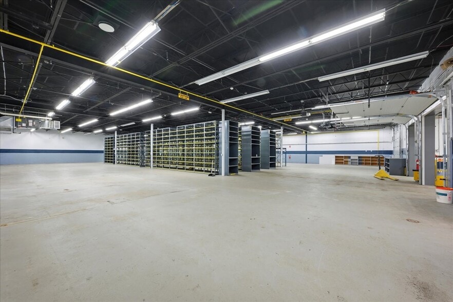 More Photos Of 173 Cross Rd, Waterford Auto Repair For Lease