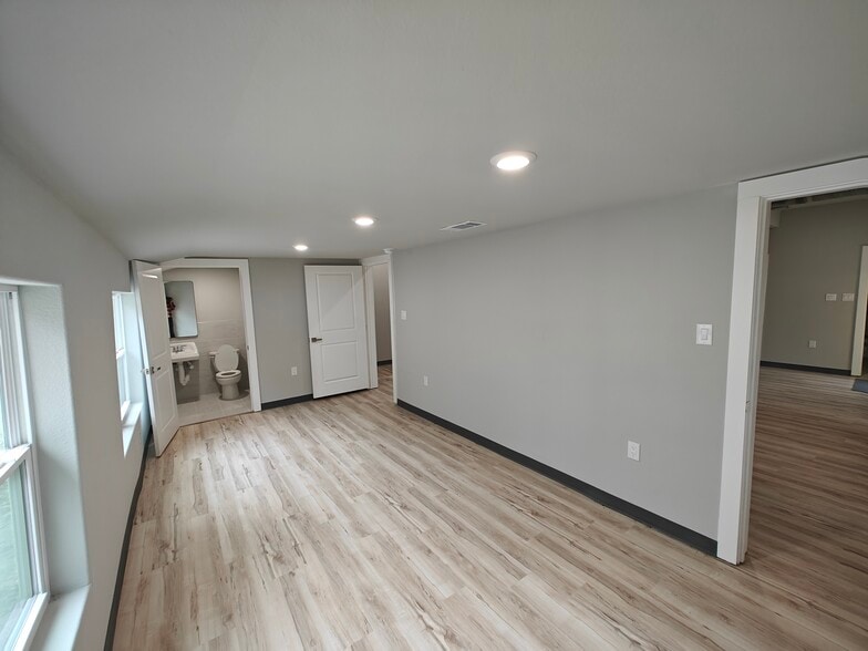 More Photos Of 701 E 1st St, Prosper Office For Sale