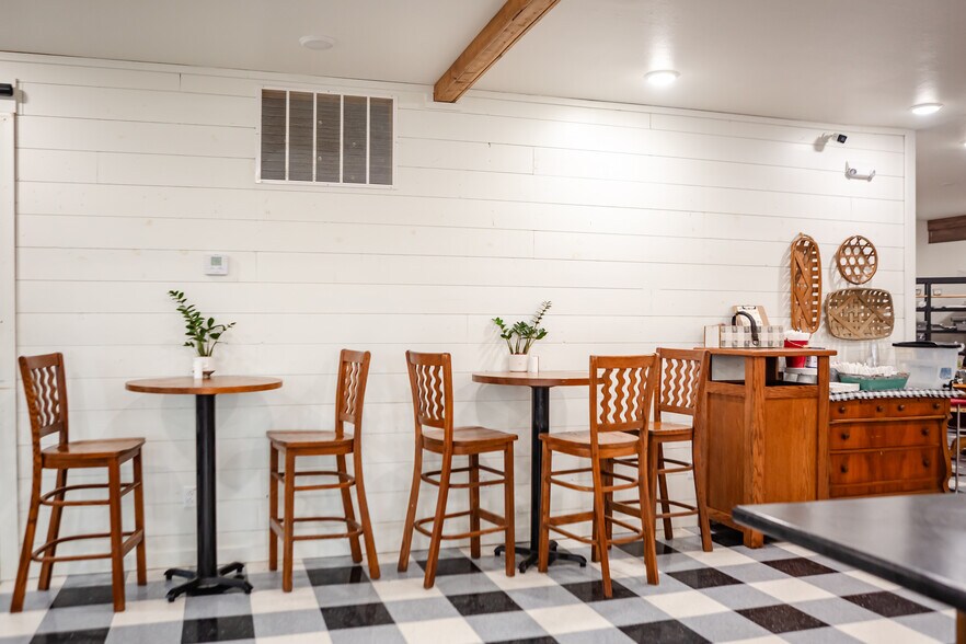 More Photos Of 2015 N Missouri St, Macon Restaurant For Sale