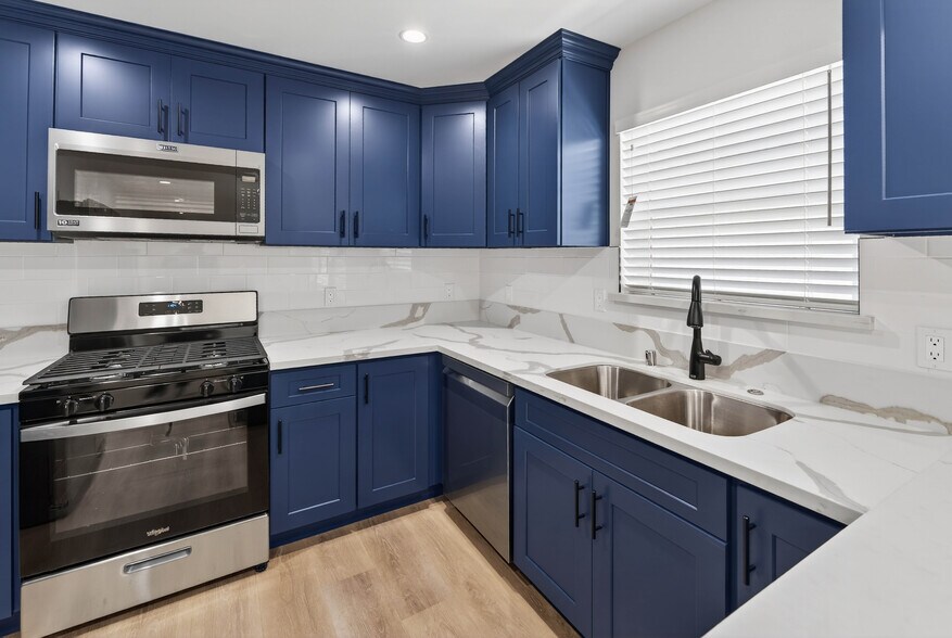 More Photos Of 678 E 45th St, Los Angeles Multifamily For Sale