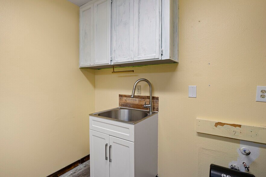 More Photos Of 92 NW Glenhart Ave, Winston Freestanding For Sale