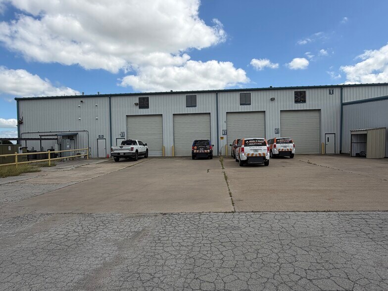 More Photos Of 3701 Windmill Rd, Cleburne Manufacturing For Lease