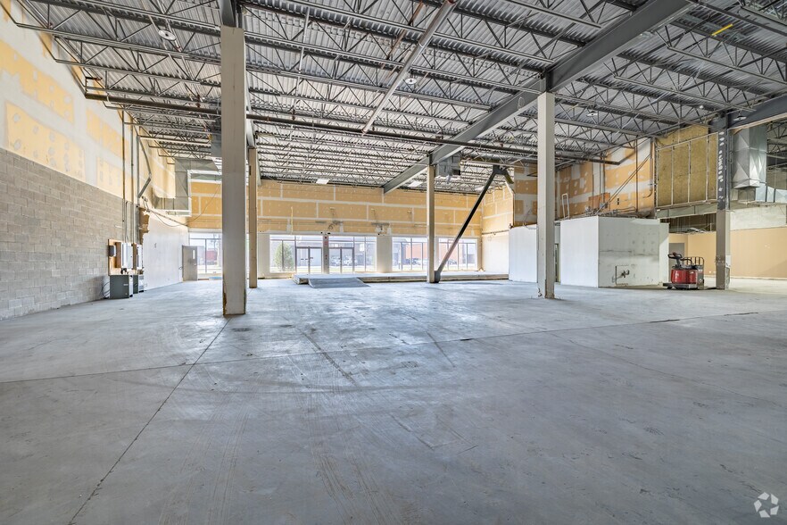 More Photos Of 9175-9225 Boul Langelier, Montréal Warehouse For Lease