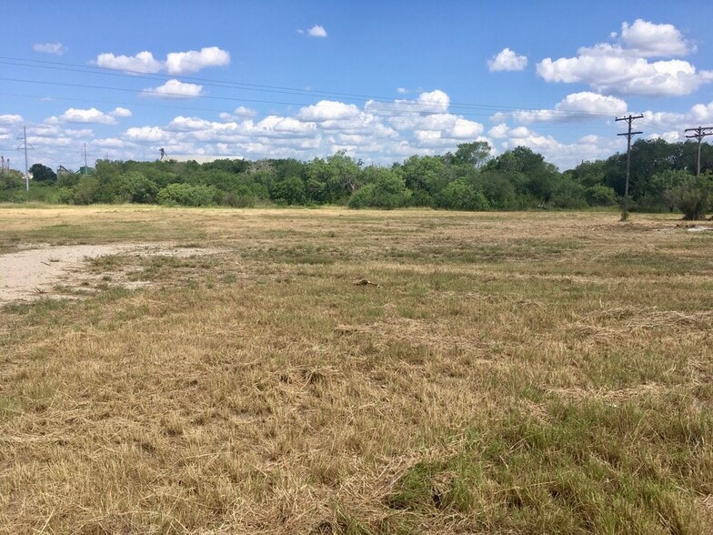 More Photos Of 102 Ernst rd, Jourdanton Land For Sale