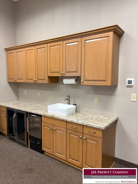 More Photos Of 399 Ml King Jr Pky, Beaumont Service For Lease