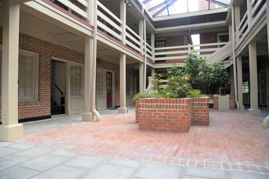 More Photos Of 685 S Washington St, Alexandria Office For Lease