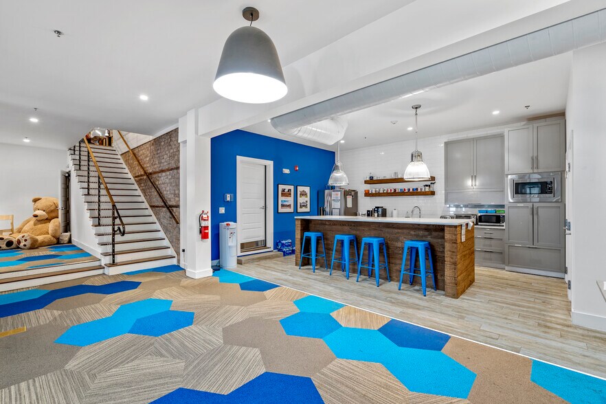 More Photos Of 816 Johnnie Dodds Blvd, Mount Pleasant Office For Lease