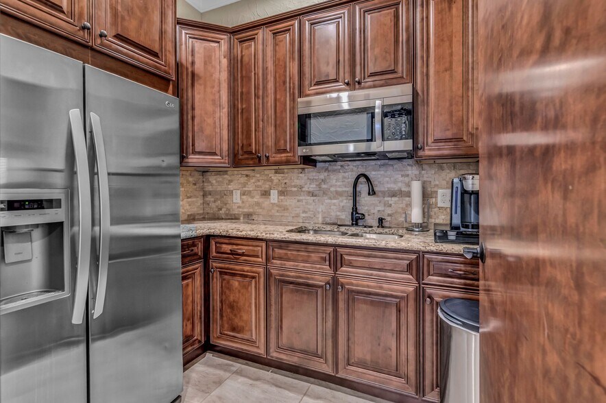 More Photos Of 1812 Cindy Ln, Bedford Office For Sale