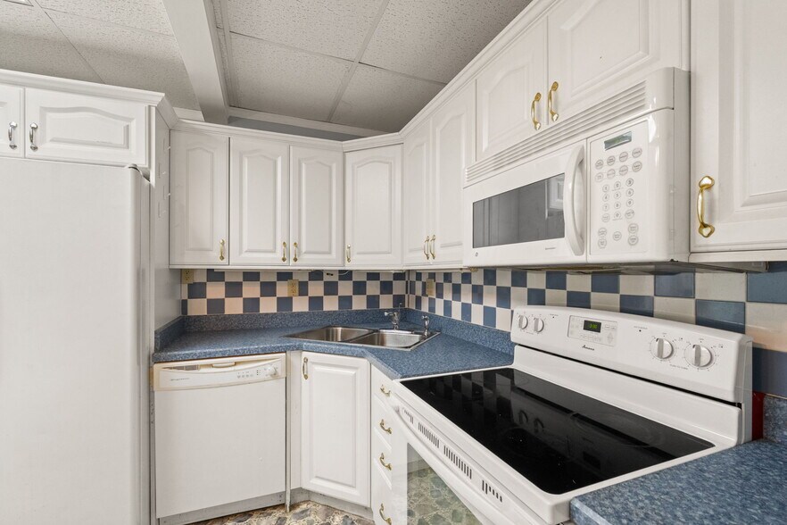 More Photos Of 756 Lakeshore Dr, Scottsburg Flex For Sale