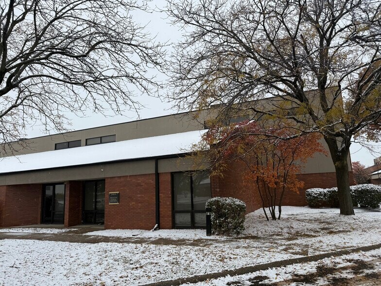 More Photos Of 2485 Directors Row, Indianapolis Office For Lease