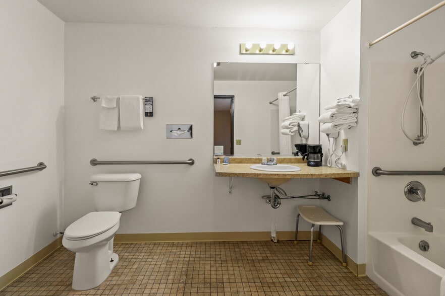 More Photos Of 726 S Lake Ave, Phillips Hotel For Sale