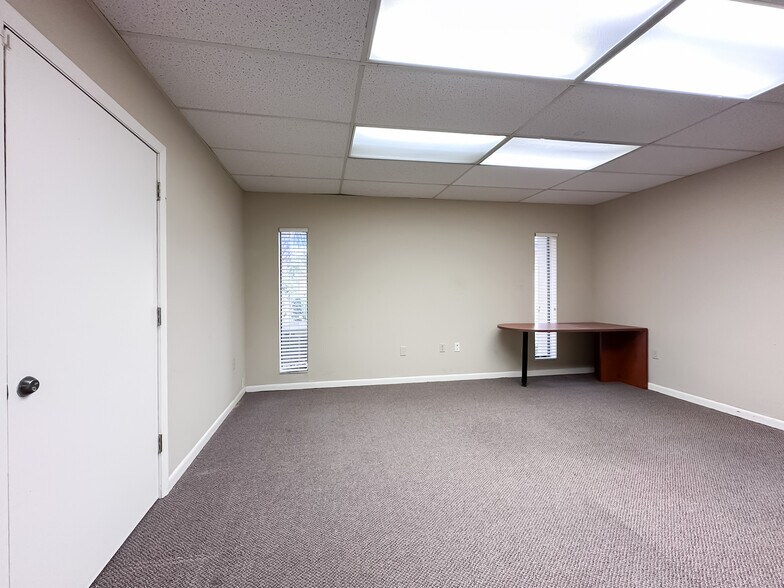 More Photos Of 1979 E Edgewood Dr, Lakeland Office For Lease
