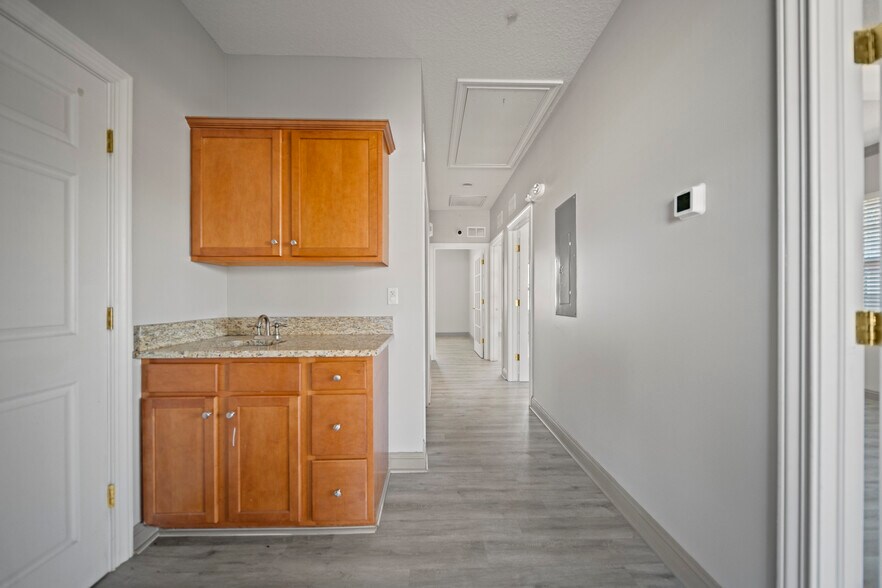 More Photos Of 6817 Southpoint Pky, Jacksonville Loft Creative Space For Lease
