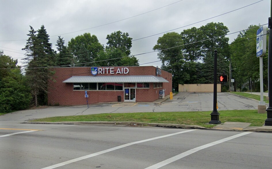 Primary Photo Of 100 Franklin St, Mercer Drugstore For Lease