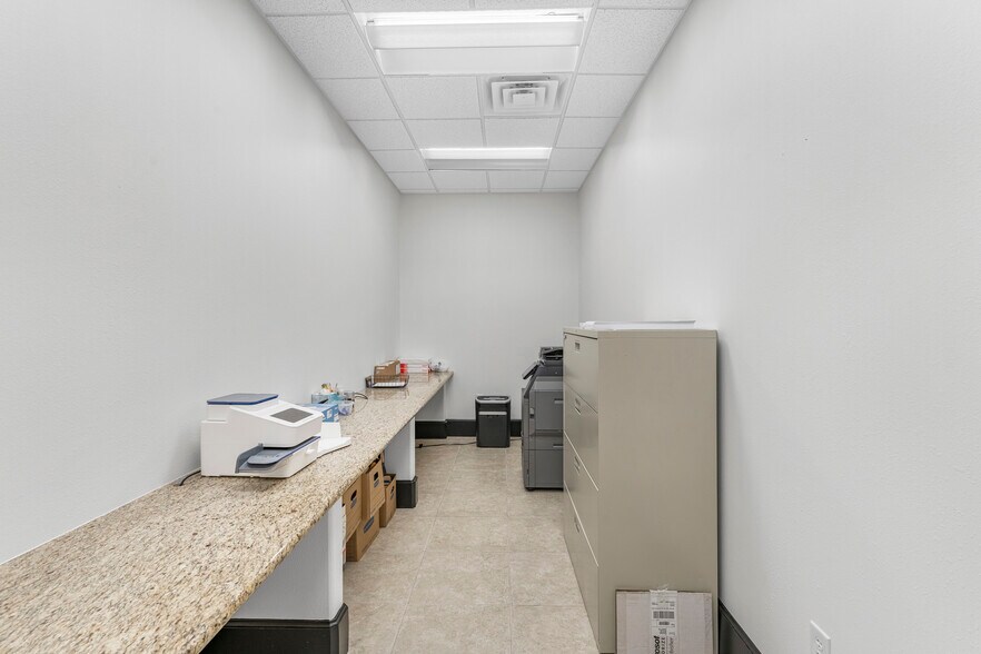 More Photos Of 15010 Lakefair Dr, Richmond Medical For Sale