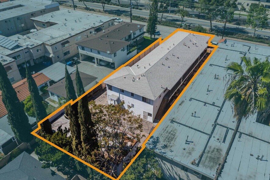 Primary Photo Of 11852 Chandler Blvd, Valley Village Apartments For Sale