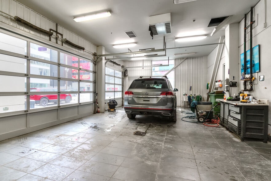 More Photos Of 322-324 Rue Peel, Montréal Auto Dealership For Lease