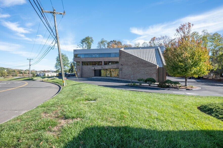 More Photos Of 108 Mill Plain Rd, Danbury Office For Lease