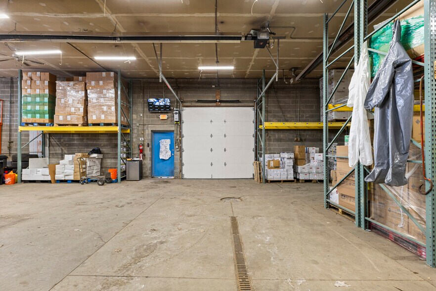 More Photos Of 26289 W Eight Mile Rd, Redford Township Manufacturing For Lease